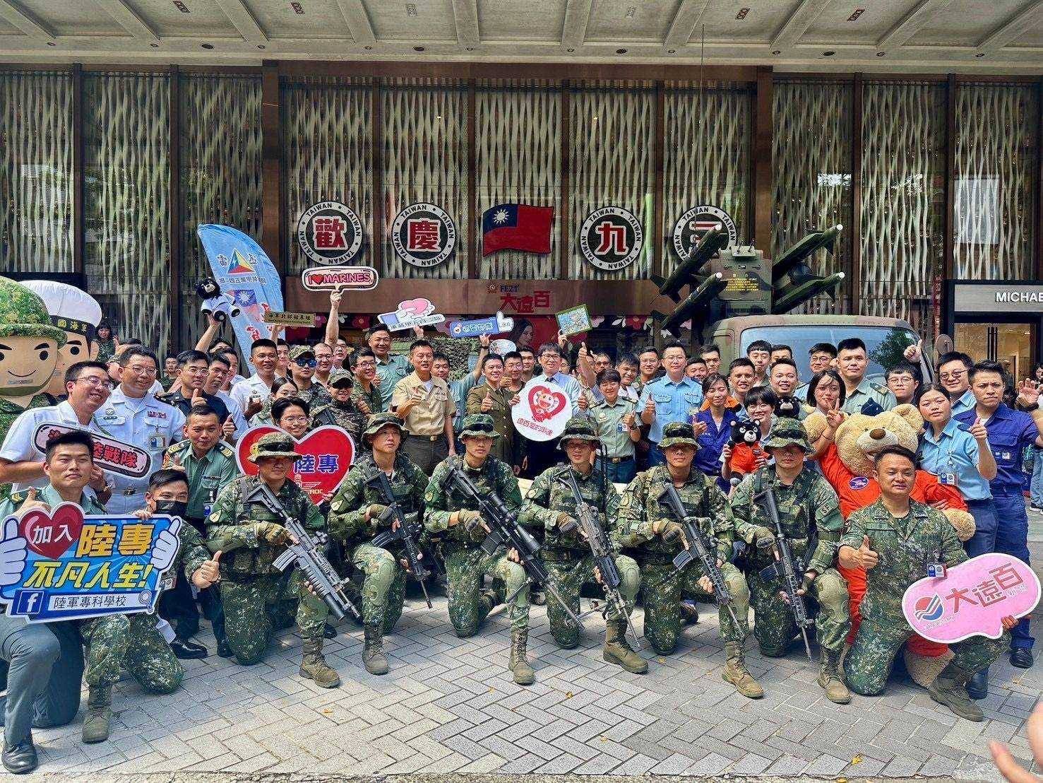 新竹大遠百與國軍北部地區人才招募中心，共同合作辦理軍事闖關活動。（圖/記者黃溎芬翻攝）