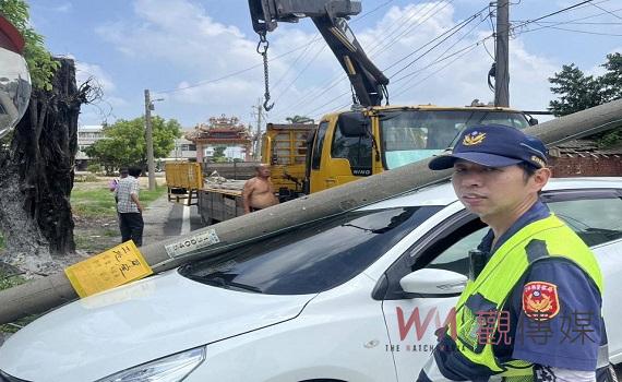 虎警、村長、公所跨部門協力 迅速清除斷裂電桿 維護用路人安全