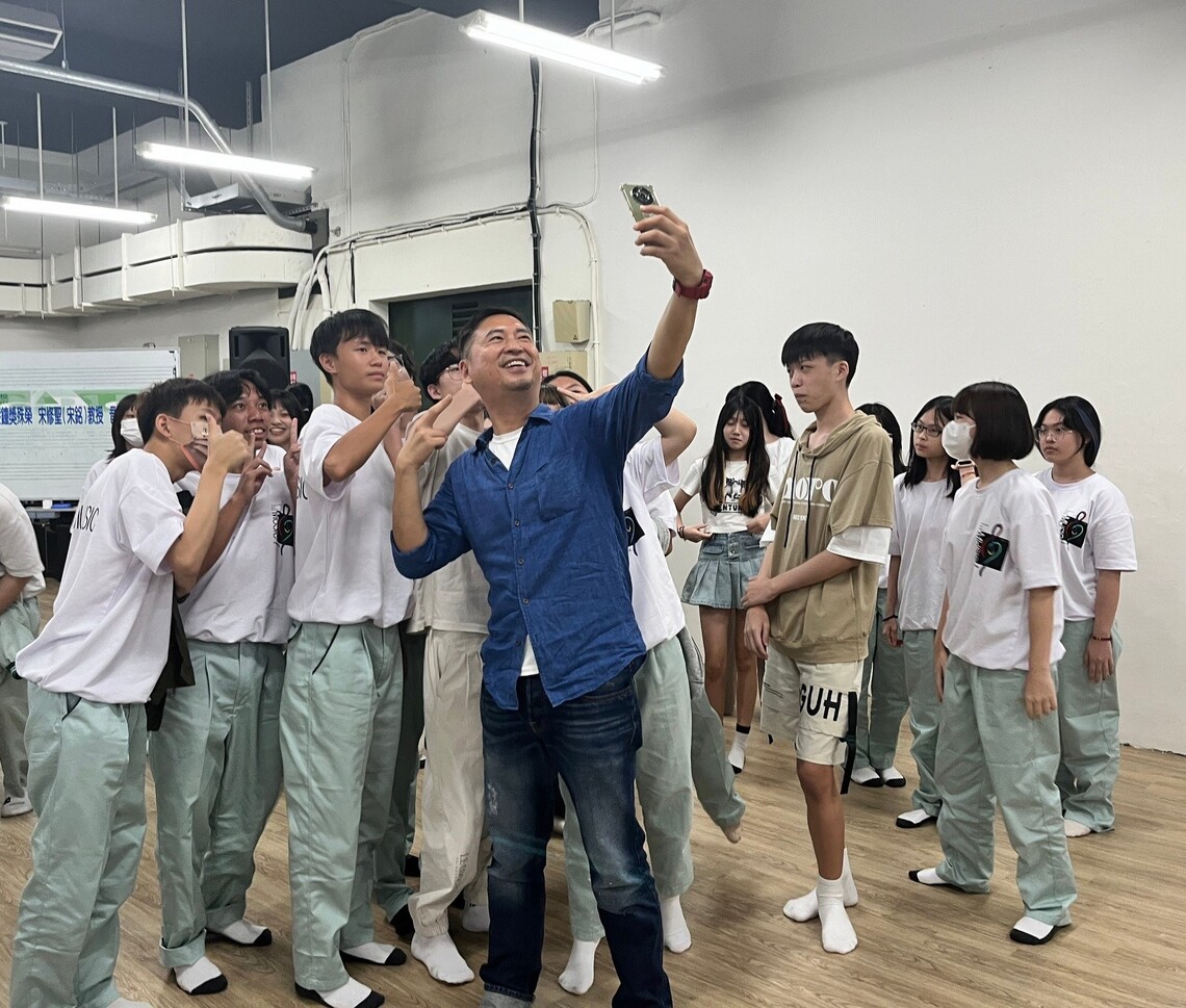 漾新聞|中華藝校用「詞曲靈感創作」收服學生暑假驛動的心 開學日邀兩度金鐘獎得主宋銘教授分析歌詞之美