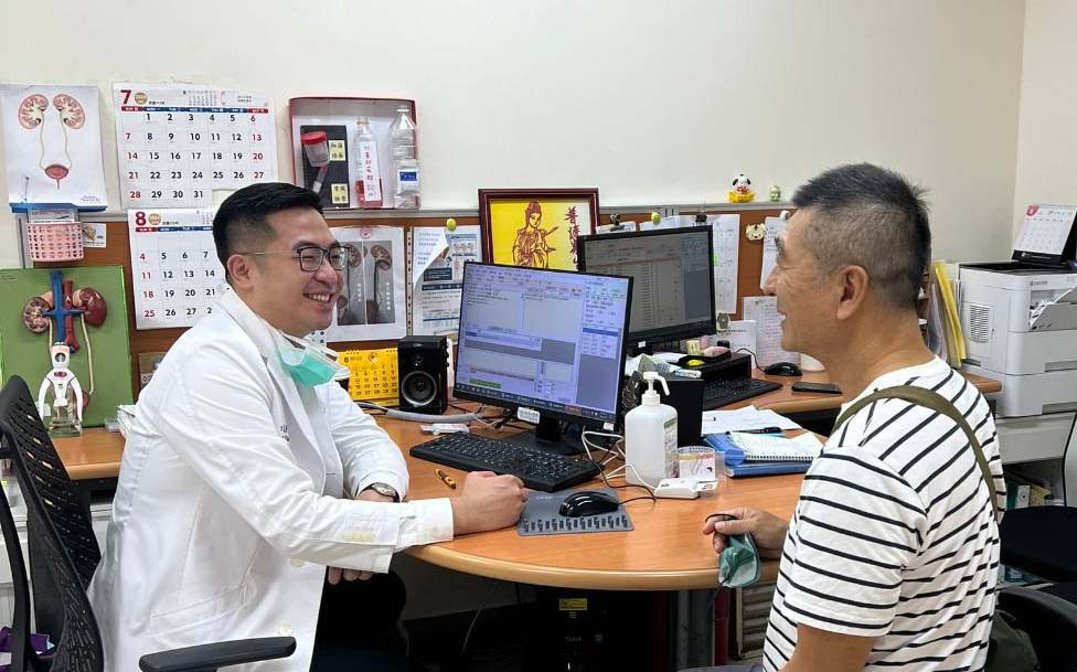 泌尿科張鐸醫師為民眾說明攝護腺癌的相關保健。（圖非當事人）