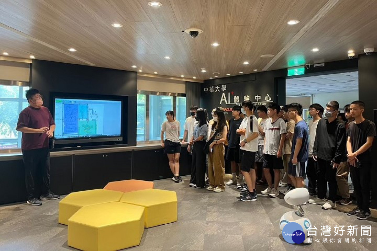 學生們藉由智慧零售、智慧建築、5G室內定位、AR／VR虛實整合等多種情境，了解科技。