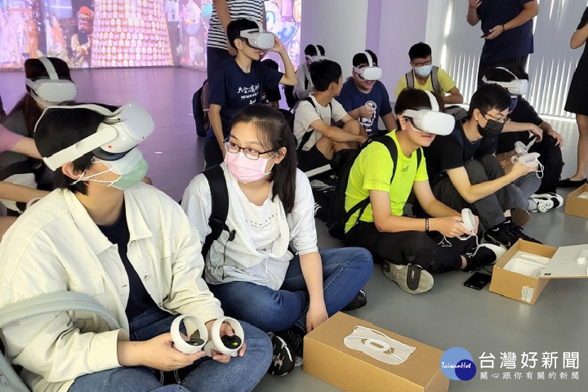 學生們體驗配戴VR眼鏡,感受科技所帶來的樂趣。