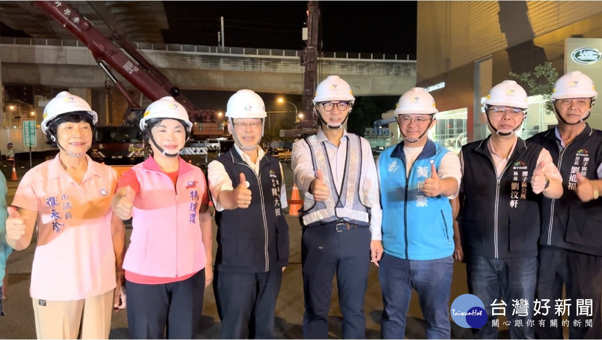 立委楊瓊瓔陪同台中市建設局長陳大田視察潭子區環中東路跨橋橋體結構吊裝作業,立法院副院長江啟臣、立委黃健豪、市議員羅永珍、蕭隆澤也到場見證。