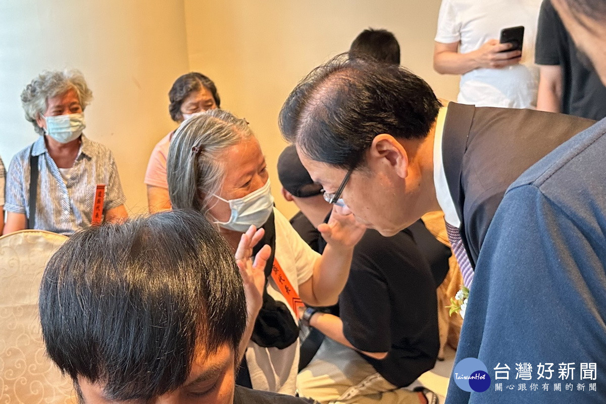 桃園市長張善政慰問烈士遺族。<br /><br />