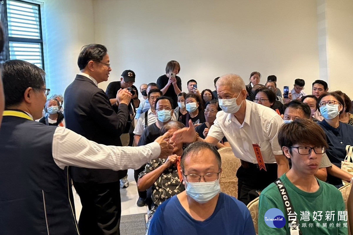桃園市長張善政慰問烈士遺族。<br /><br />