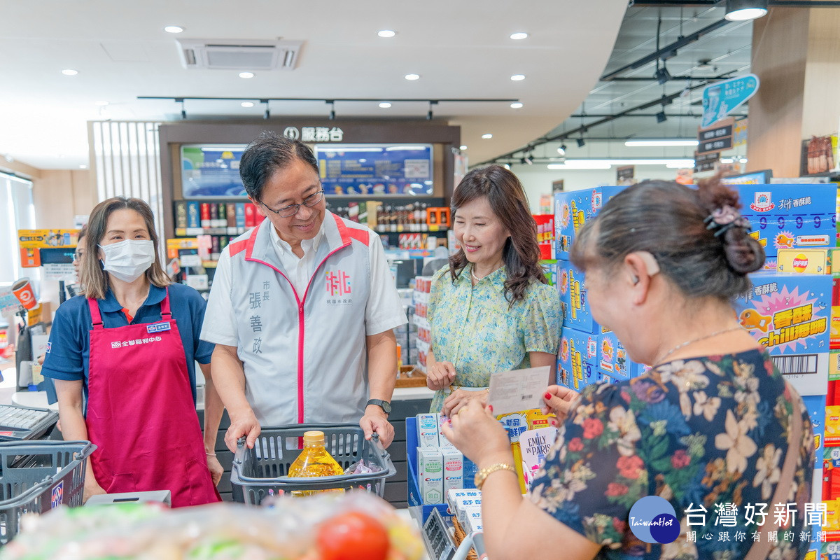 桃園市長張善政於全聯購物中心與民眾互動。