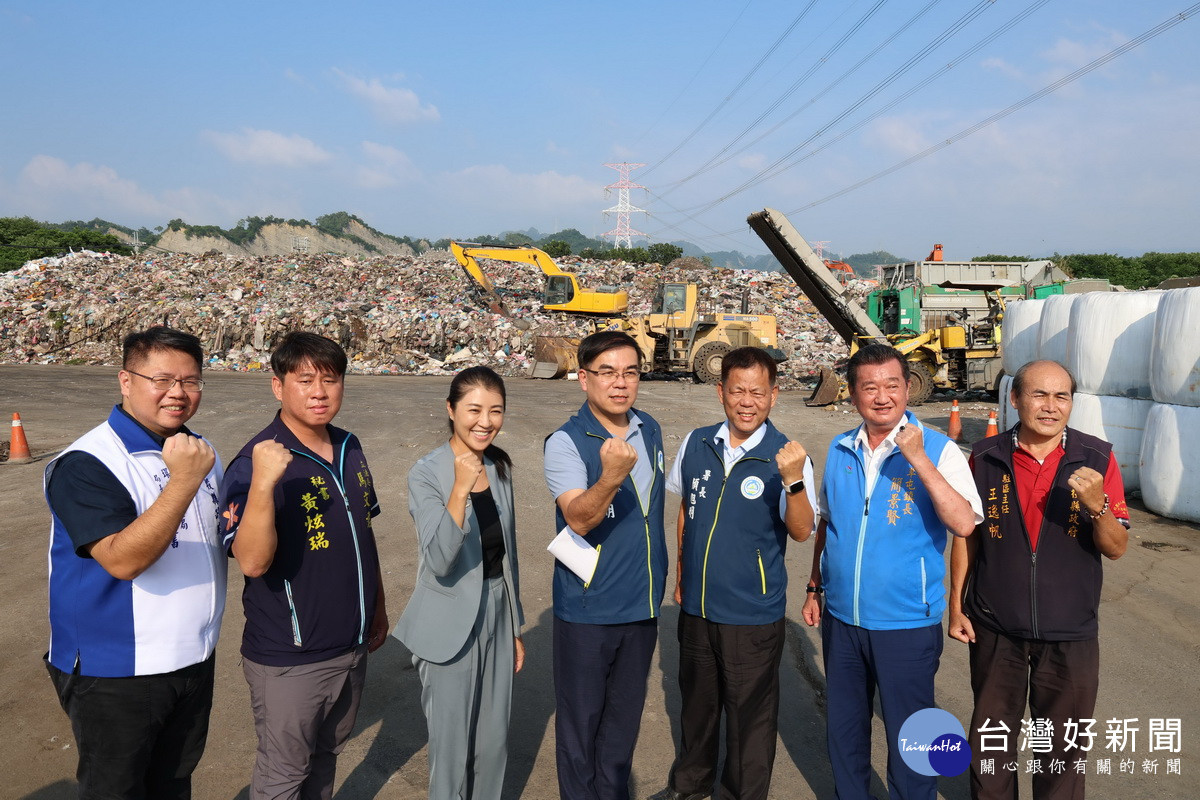 環境部長彭啟明（左四）說力挺許縣長建再生能源中心。（縣府提供）