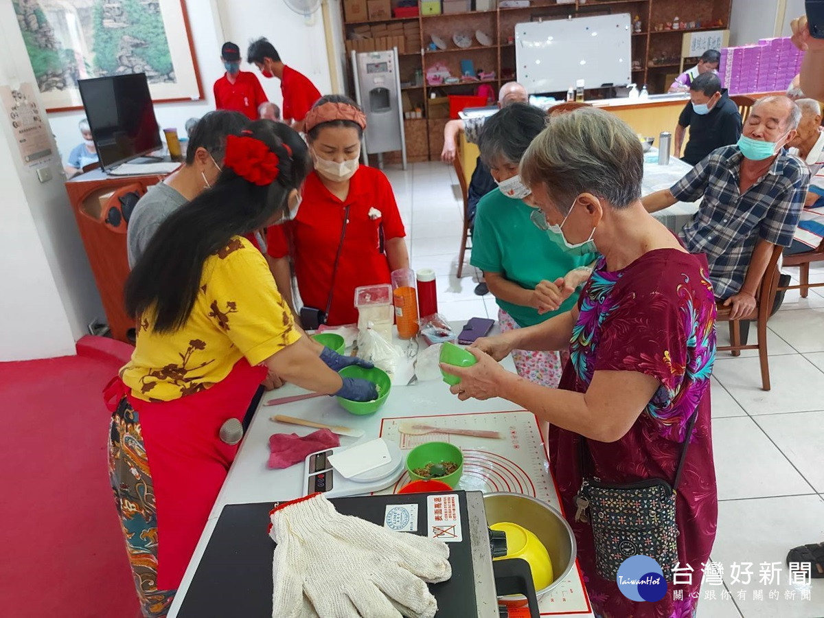 榮家住民手作綠豆椪 秋節應景月餅傳達溫暖關懷