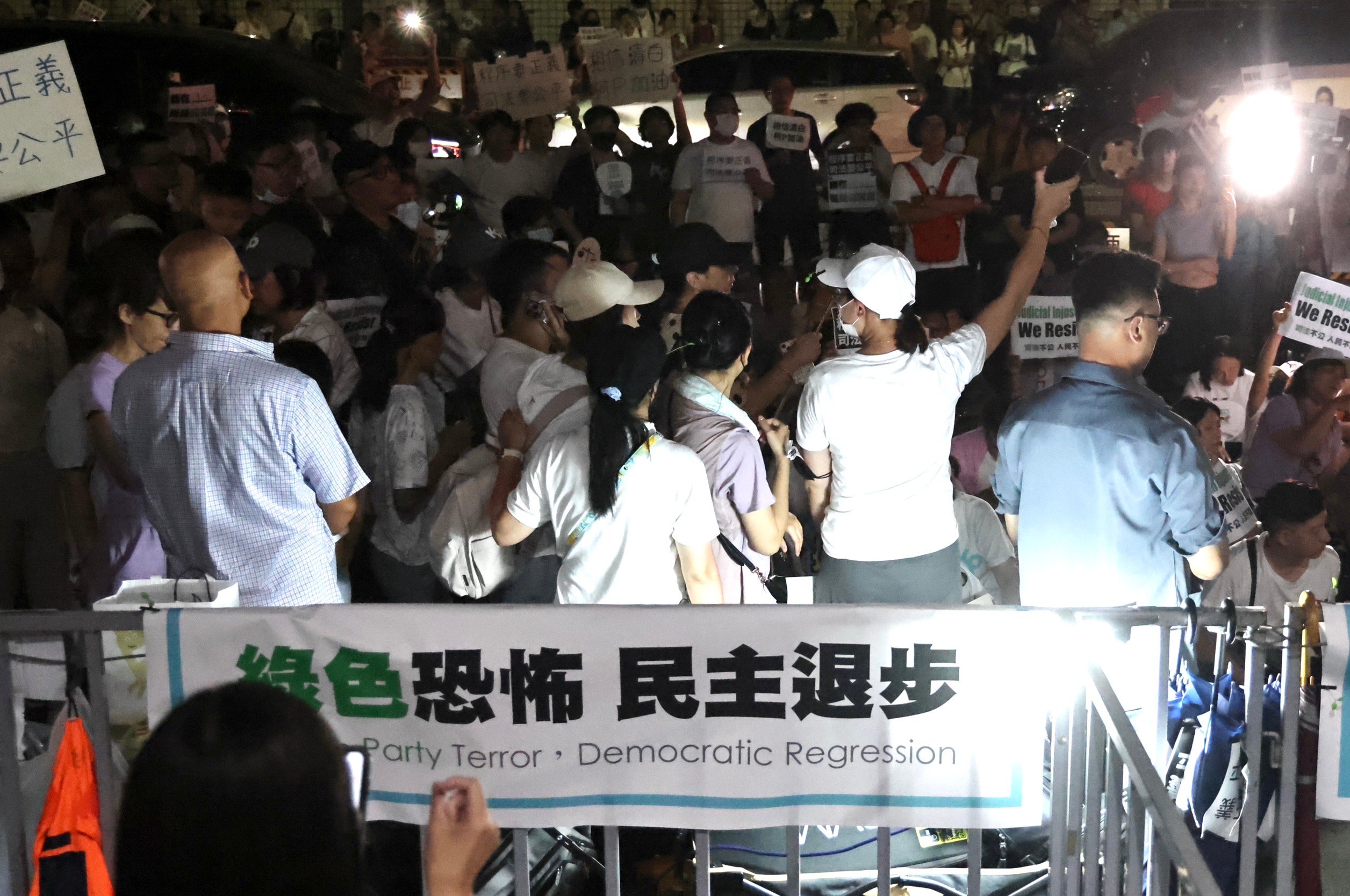 北檢偵訊、聲押柯文哲期間,大批支持者在北檢外靜坐聲援,批民進黨「綠色恐怖」。資料照片/林啟弘攝