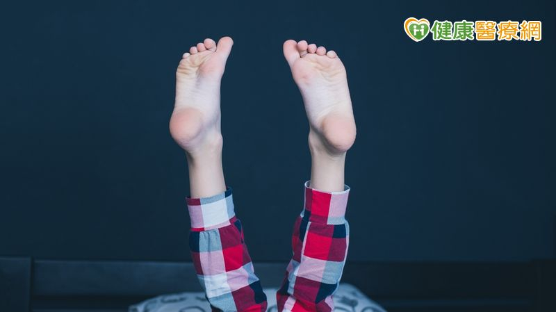 X型腿讓膝蓋常打架！　「導引式手術」重塑腿外觀與功能