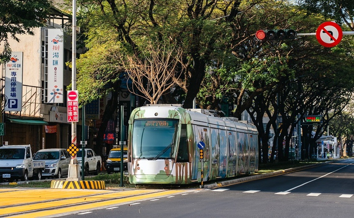 高雄輕軌鄰近學校8站 半年內運量大增35% 透過輕軌加班車與接駁公車 提高上下學疏運成效