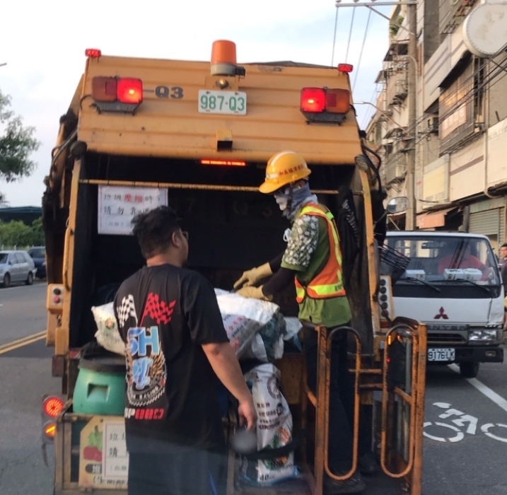和美鎮清潔隊破袋檢查（圖：彰化縣環境保護局）