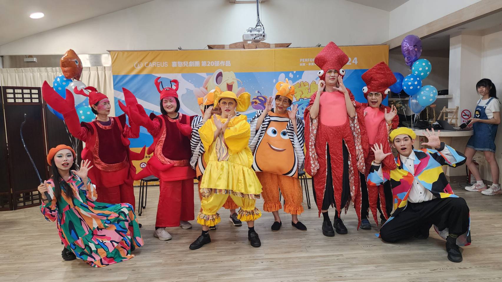 ▲喜憨兒劇團即將迎來第20場年度公演，憨兒們在團練時透過海洋相關的繪本來進行海中生物特色動作的模擬，以增加後續演出時肢體動作的熟悉感。（圖/記者黃淑貞攝）