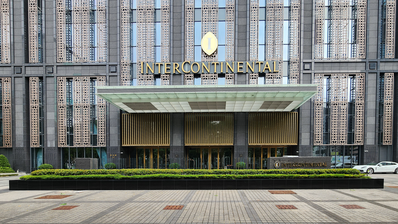 ▲高雄洲際酒店門口9月10日舉行慈善捐血活動,邀你為社區貢獻一己之力。(圖/記者黃淑貞攝)