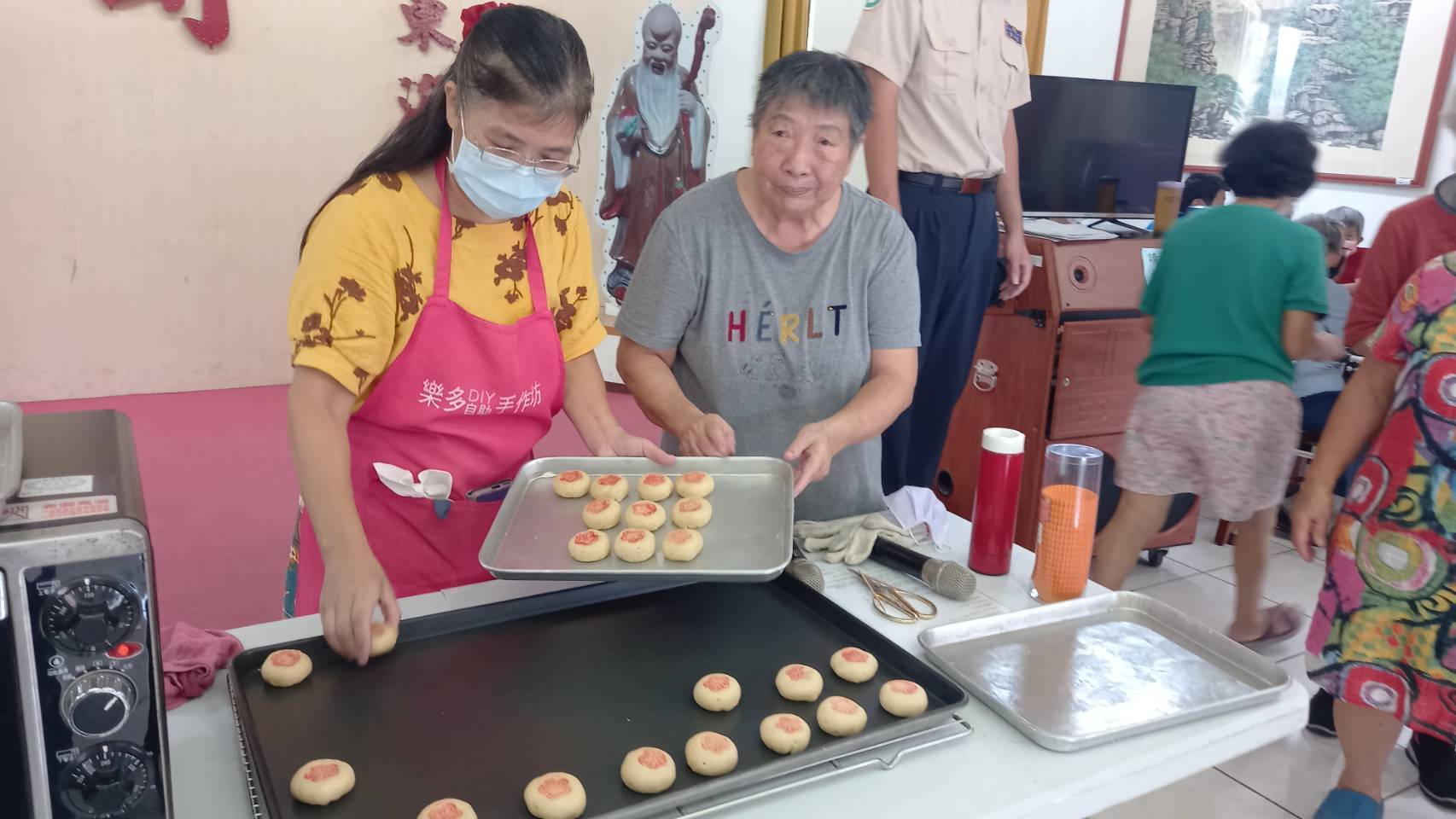 ▲中秋節前夕，彰化榮家邀請田中樂多自助手作坊屈阿貞老師，教導長輩製作懷舊又好吃的綠豆椪，應景又富樂趣。（記者張溎壕攝）