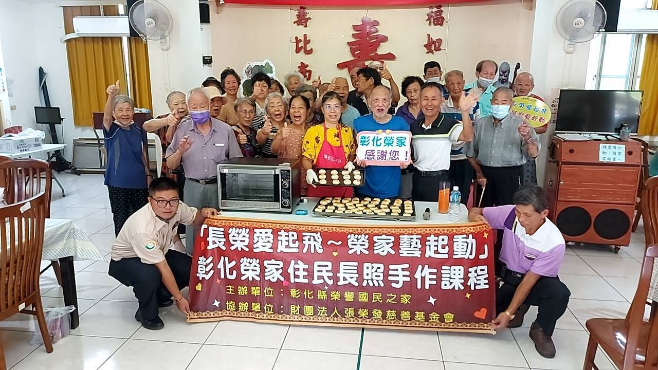 ▲中秋節前夕，彰化榮家邀請田中樂多自助手作坊屈阿貞老師，教導長輩製作懷舊又好吃的綠豆椪，應景又富樂趣。（記者張溎壕攝）