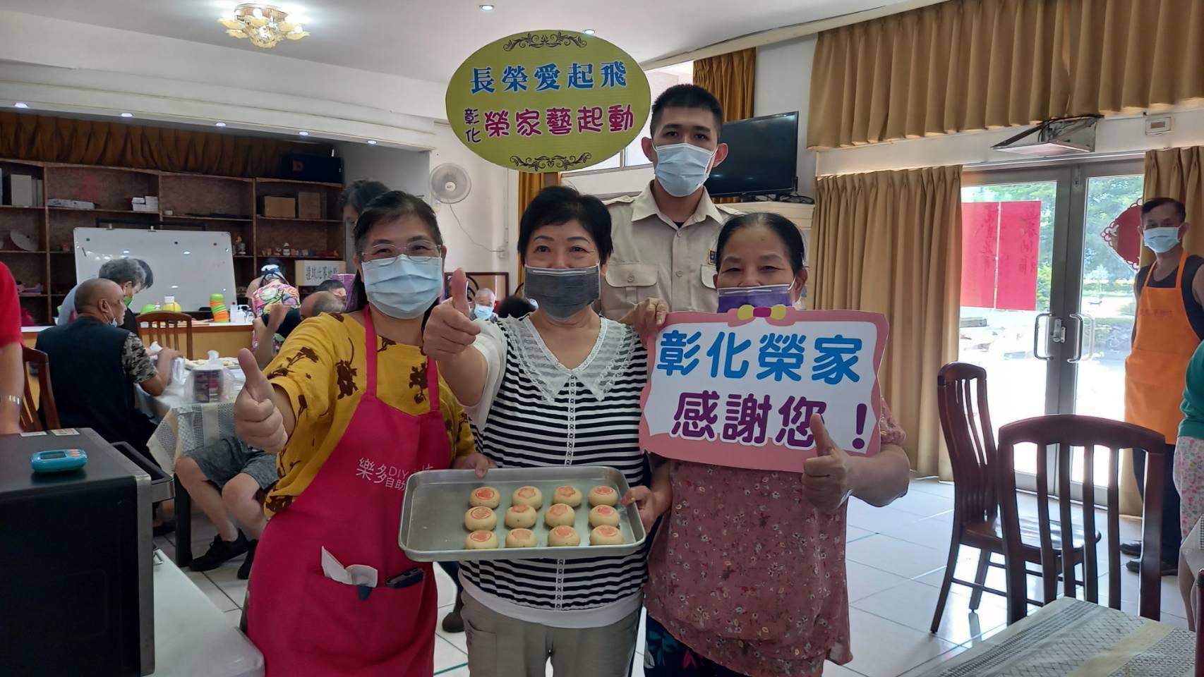 ▲中秋節前夕，彰化榮家邀請田中樂多自助手作坊屈阿貞老師，教導長輩製作懷舊又好吃的綠豆椪，應景又富樂趣。（記者張溎壕攝）