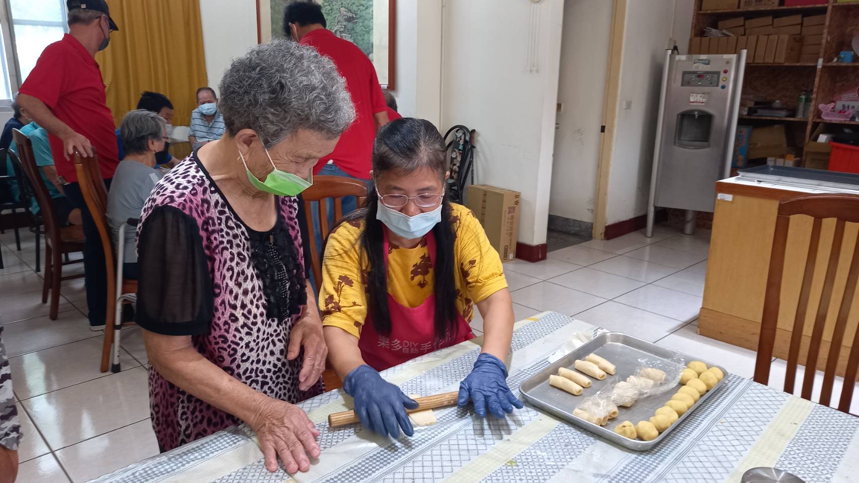 ▲中秋節前夕，彰化榮家邀請田中樂多自助手作坊屈阿貞老師，教導長輩製作懷舊又好吃的綠豆椪，應景又富樂趣。（記者張溎壕攝）