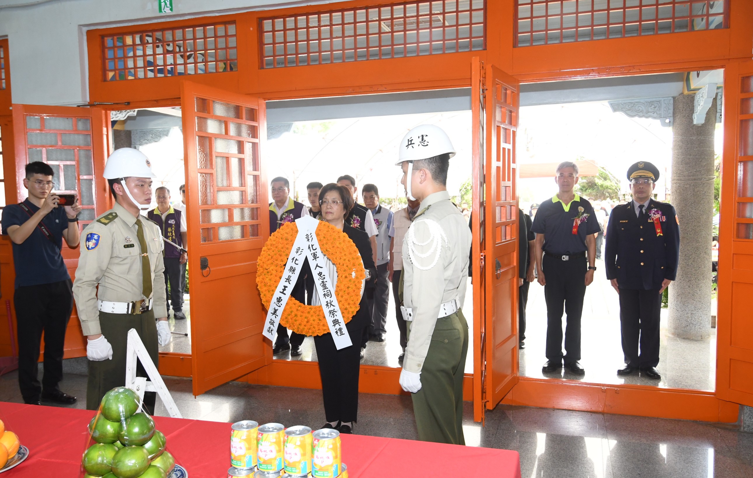 ▲彰化縣113年各界秋祭國殤大典，彰化縣長王惠美與陸軍第10軍團指揮官李中將共同擔任主祭，追悼為國捐軀及因公殉難的官兵與烈士英靈。（縣政府提供）