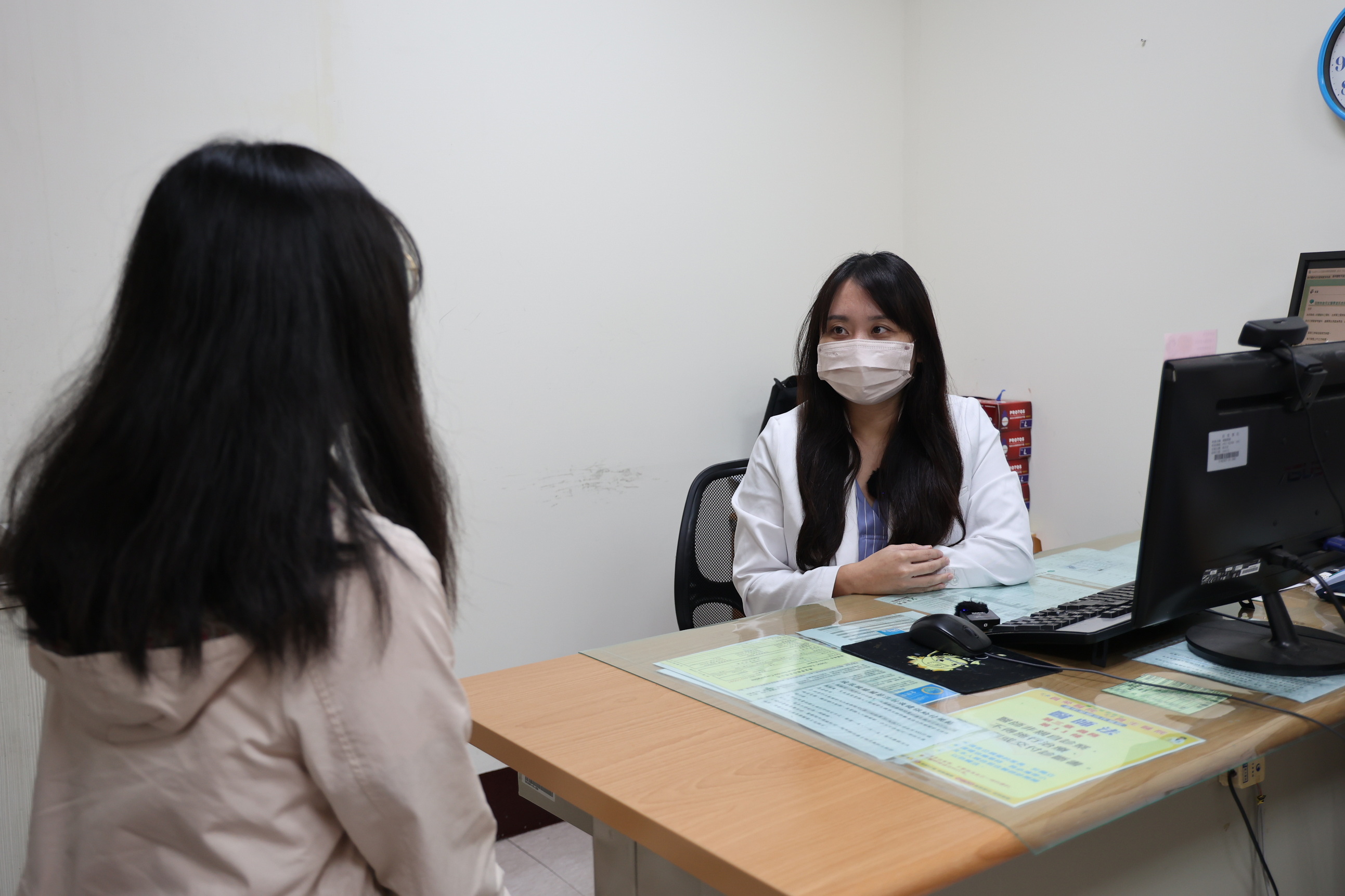 ▲員榮醫院身心科洪瑄隄醫師呼籲，患者如因發生重大事件，引發失眠、焦慮等狀況都可向身心科求助。（員榮醫院）