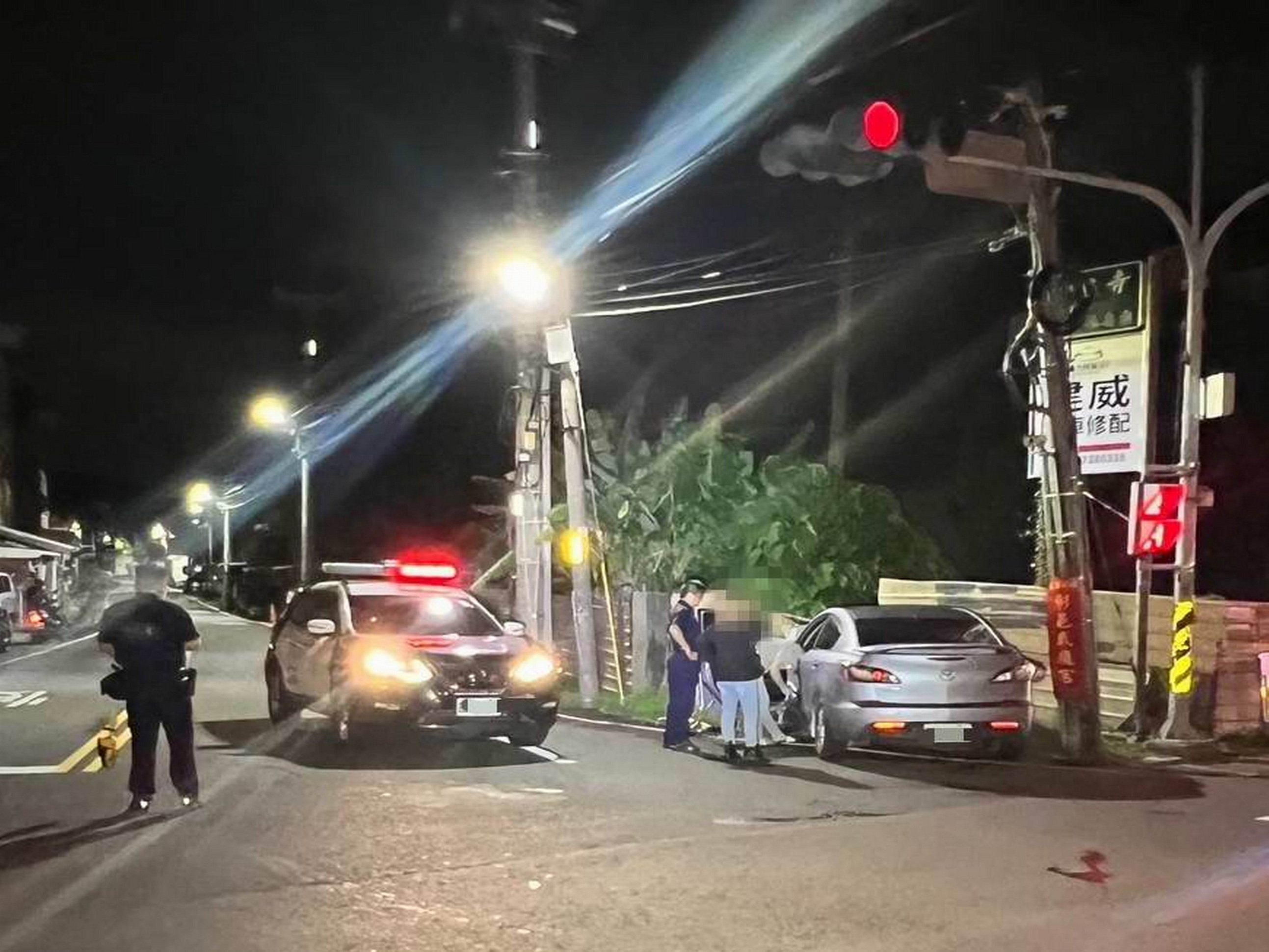 ▲車子送修開代步車，卻掛其他車號牌遭警攔，卻因無照駕駛心虛遇警攔檢時拒檢逃竄而自撞，車頭幾乎全毀（警方提供）