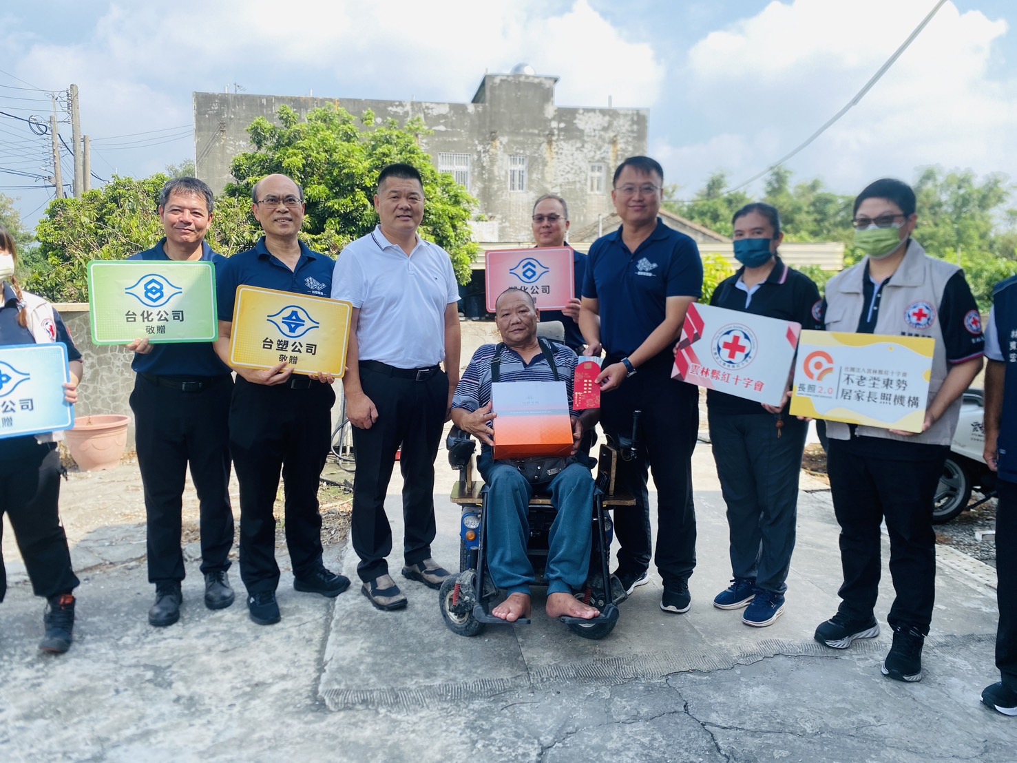 ▲台塑企業捐贈麥寮鄰近七鄉每戶3,000元關懷慰問金及台塑生醫清潔抗菌禮盒,提前與弱勢家庭歡度中秋佳節。(記者陳雅琪攝)