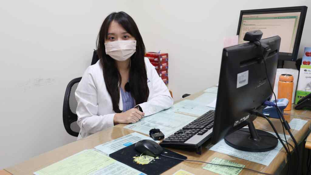 ▲員榮醫院身心科洪瑄隄醫師呼籲,患者如因發生重大事件,引發失眠、焦慮等狀況都可向身心科求助。(記者林明佑翻攝)