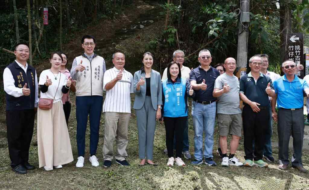 ▲南投縣長許淑華今天前往鹿谷鄉會勘2條道路、排水溝及3件步道整建等改善工程。(記者張玉泰翻攝)