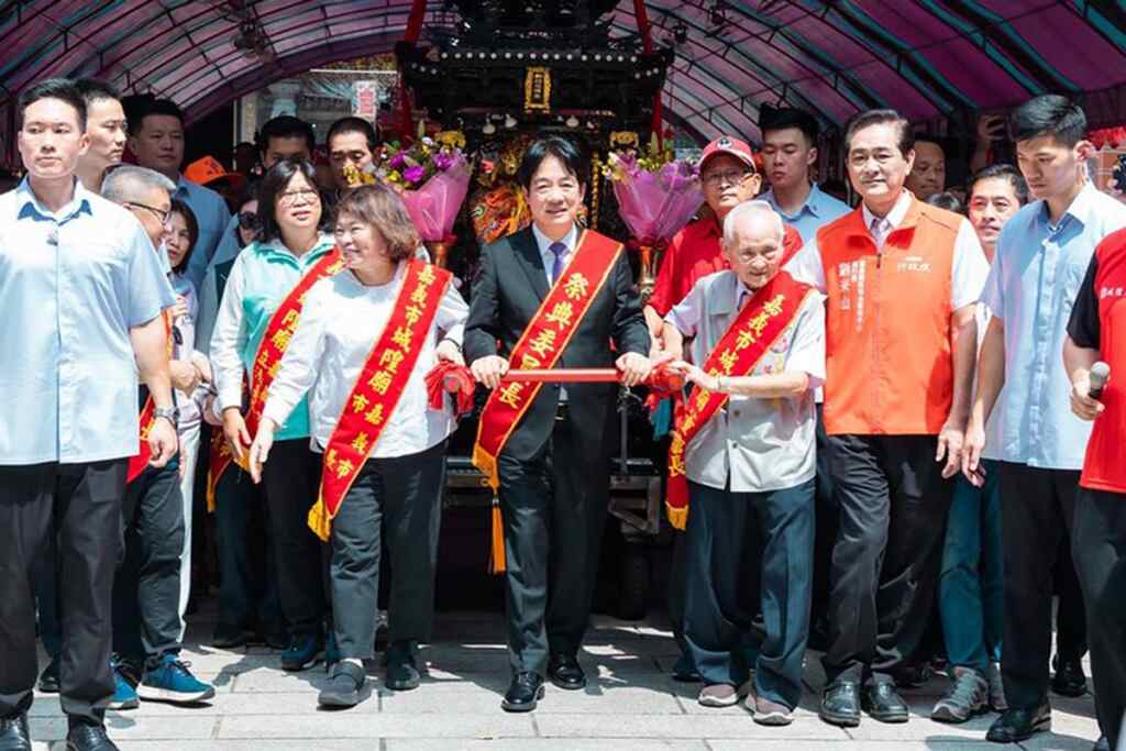 ▲賴清德總統今天午間前往嘉義市出席「嘉義城隍廟城隍夜巡諸羅城遶境活動」,祈求城隍爺保佑臺灣國泰民安、風調雨順。(總統府提供)