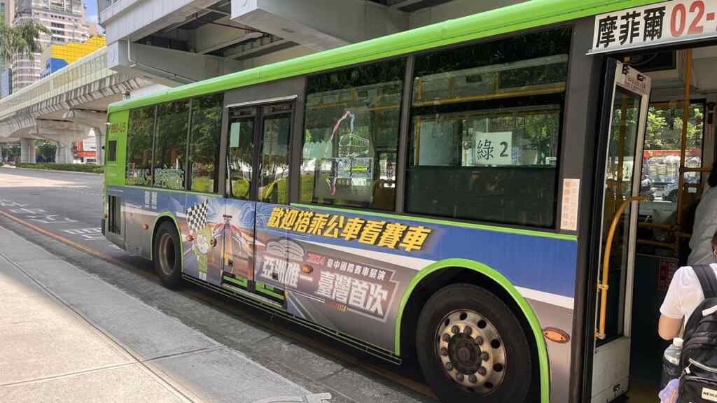 ▲台中市政府於文心路及台灣大道兩大主要幹道規劃近20輛彩繪公車,鼓勵民眾搭乘大眾運輸前往「Red Bull Showrun Taichung」國際賽車展演會場。(台中市交通局提供)