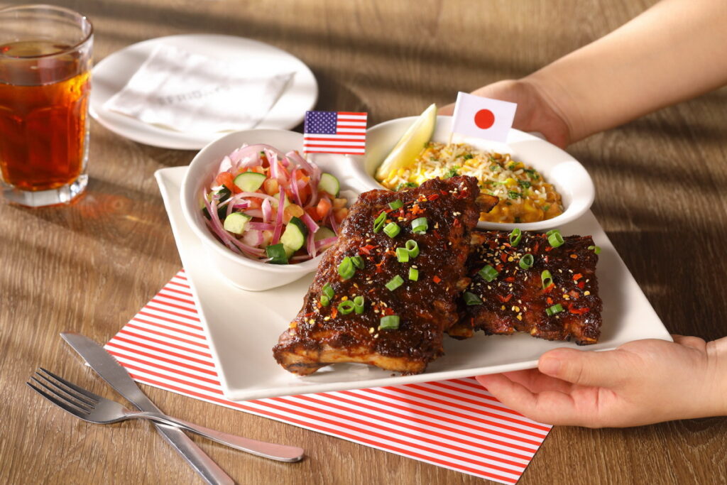 TGI FRIDAYS攜手胡同燒肉,聯名推出「醬烤好火伴」,以胡同燒肉醬與味噌醬搭配TGI FRIDAYS炭烤豬肋排,創造全新滋味。