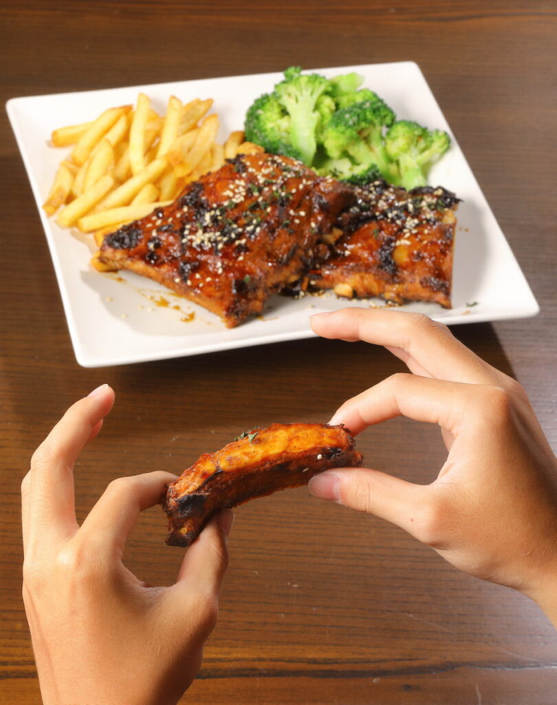 TGI FRIDYAS以品嚐炭烤豬肋排時的手勢為靈感,發起第一屆「99全球豬肋排日」,9月平日任點「醬烤好火伴」主餐,並出示西元1999年或民國99年有效身份證件,送半份炭烤豬肋排。