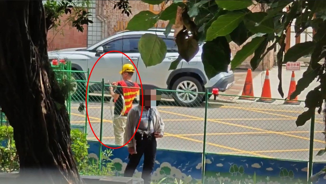 ▲圖說：立人派出所員警喬裝「工地工人」，準備收網前來取錢的詐騙車手 （圖／台中市政府 提供）