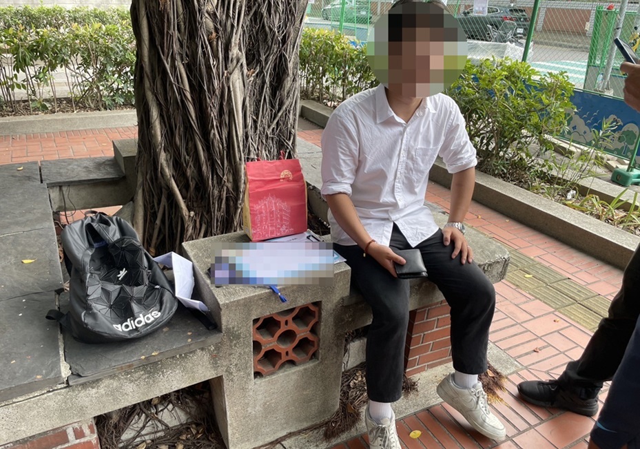 ▲圖說：假扮投資業務專員的鄔姓詐騙車手一現身取款，立即遭埋伏員警逮捕        （圖／台中市政府 提供）