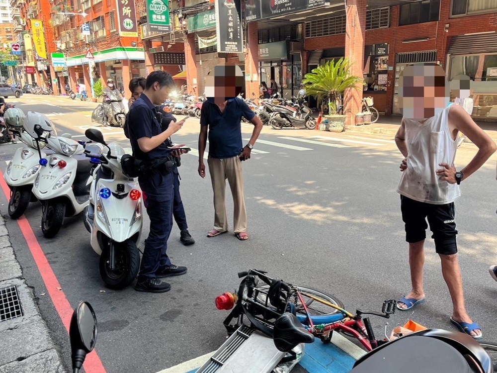 為白鐵蓋鬧翻 2男大街拉扯路人看傻報警 204 cnews204240903a06