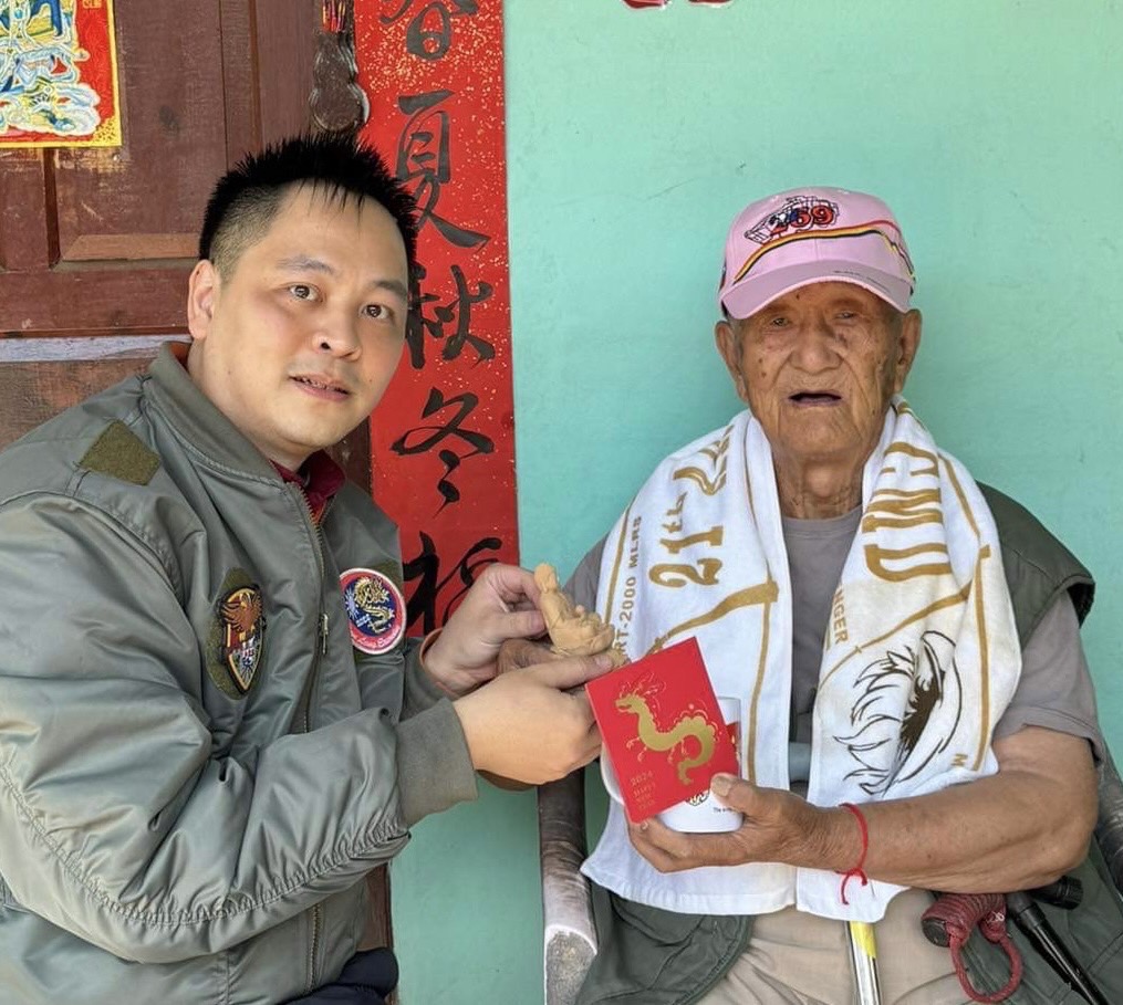 黃信凱(左)自費赴泰北關懷異域孤軍。 (圖/黃信凱提供)