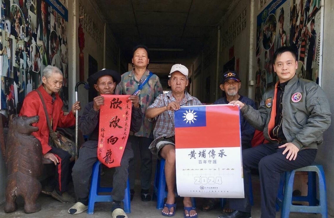 黃信凱(右1)自費到泰北探望老兵。 (圖/黃信凱提供)