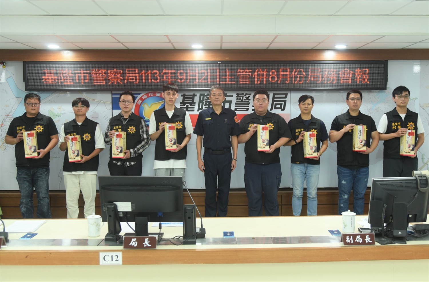 李副局長頒發「偵破重大案件績效卓著人員」獎項。(記者薛秀蓮翻攝)