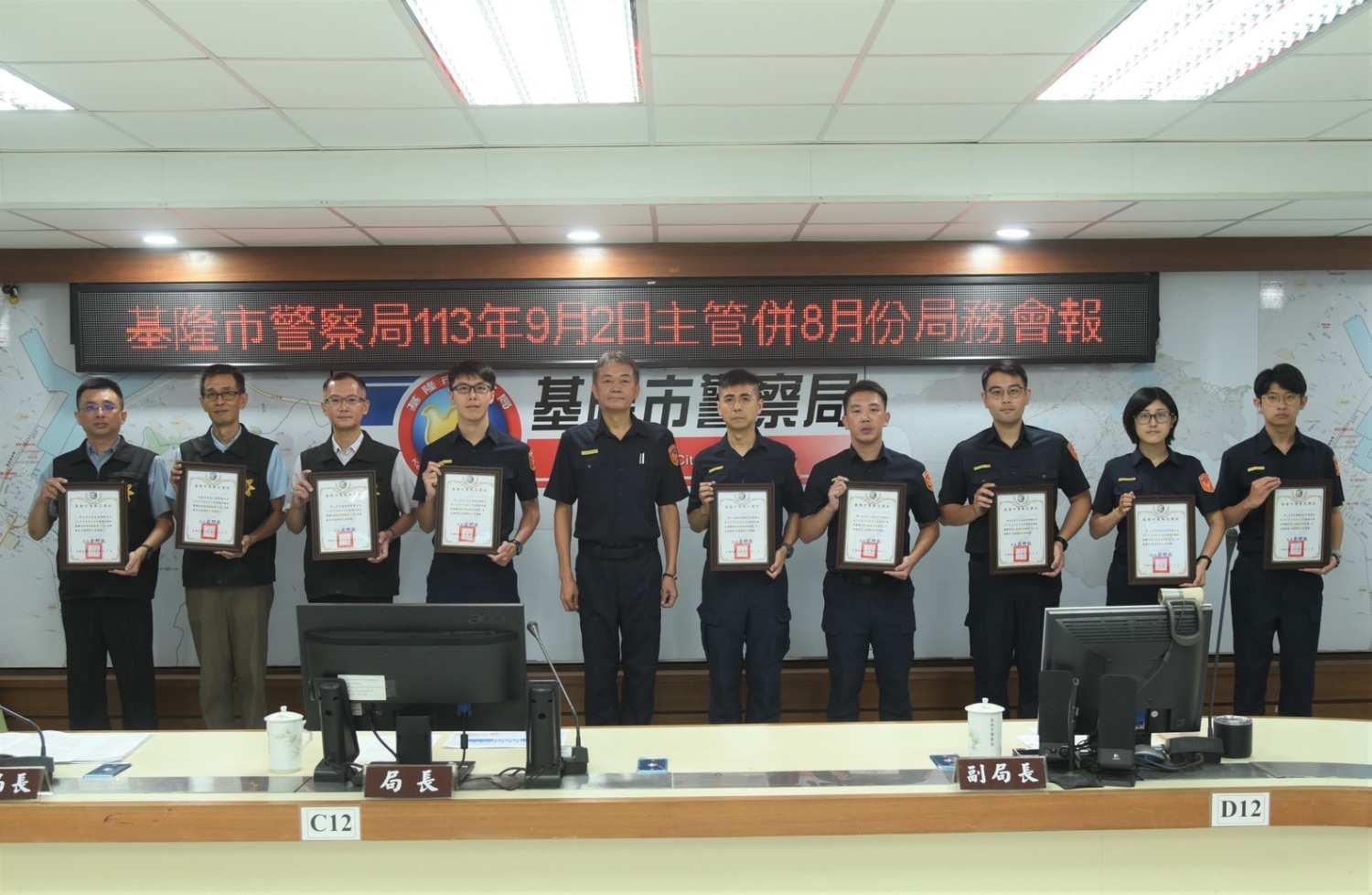 李副局長頒發「113年第2季刑案偵防績效評核團體及個人獎項」。(記者薛秀蓮翻攝)