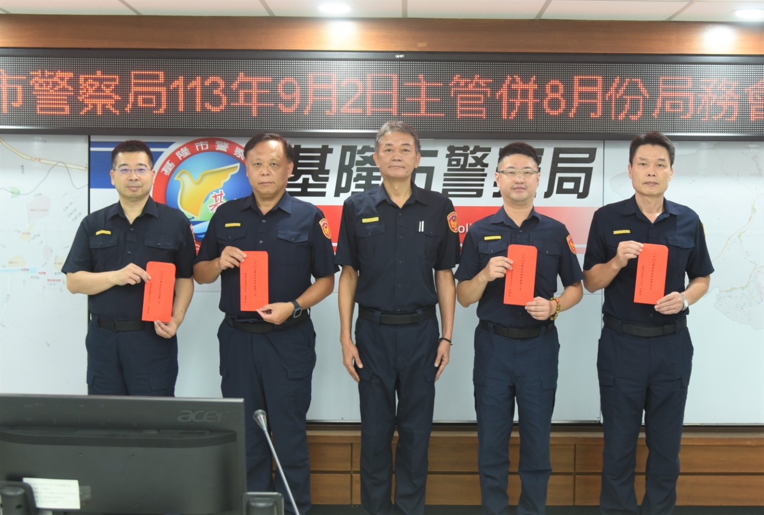 李副局長頒發「113年4至6月交通事故防制績效評核獎項」。(記者薛秀蓮翻攝)
