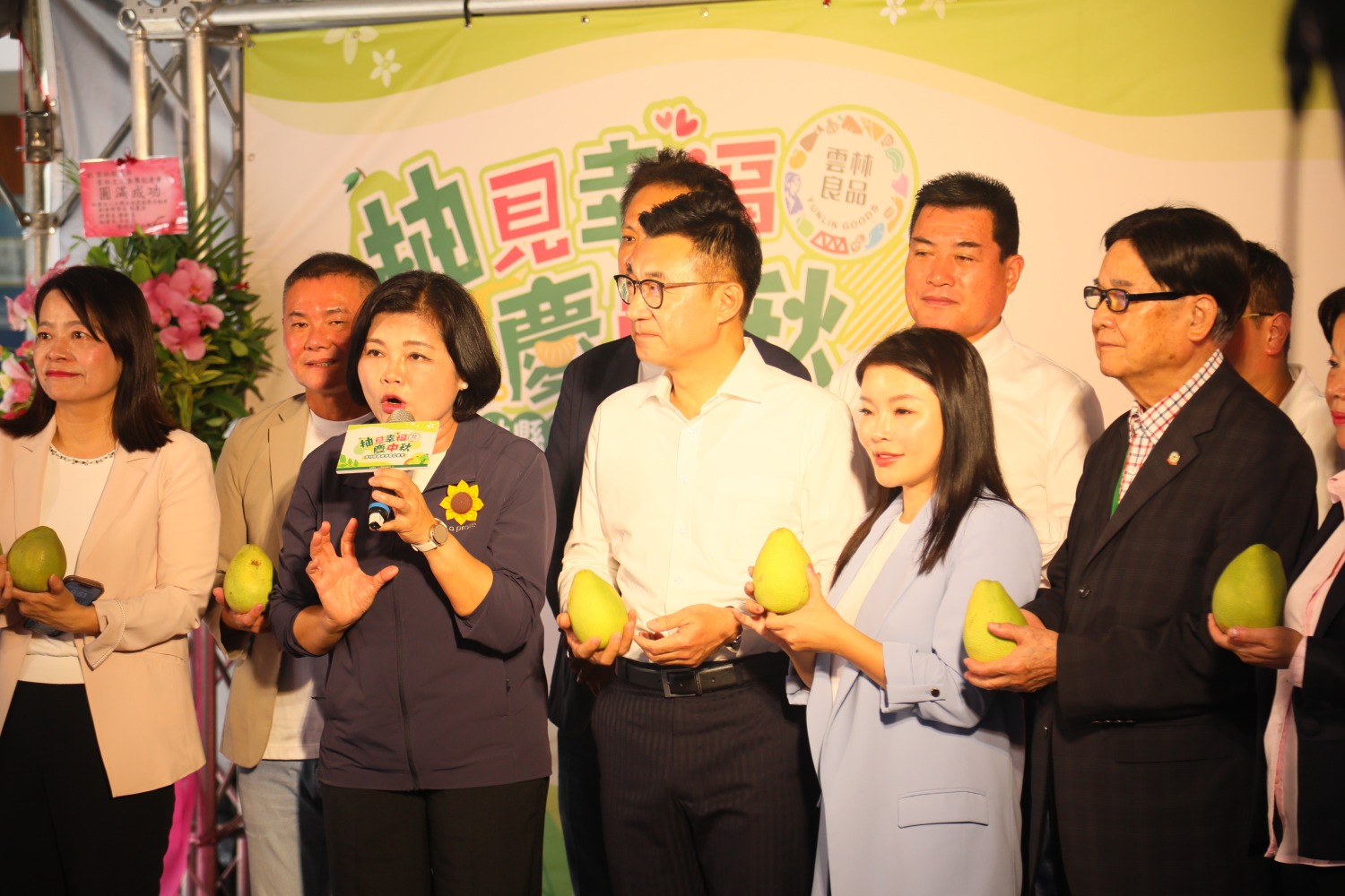 張麗善強調,雲林文旦柚甜度最高達15度,品質頂呱呱。(記者包克明 攝)