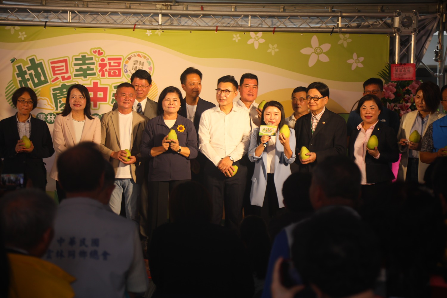 國民黨立委張嘉郡號召邀請大家一起品嚐台灣文旦柚,中秋佳節獻好禮,選用雲林文旦最大氣。(記者包克明 攝)