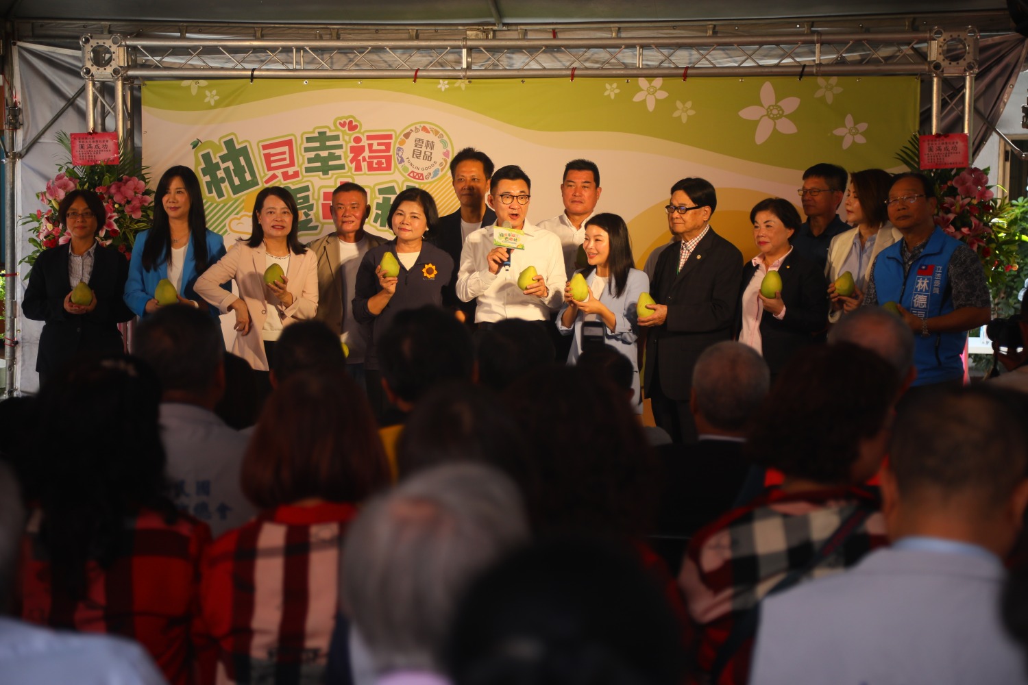 江啟臣當場就下訂購買100箱雲林文旦柚,豪邁大手筆立即將會場氣氛拉到最高點。(記者包克明 攝)
