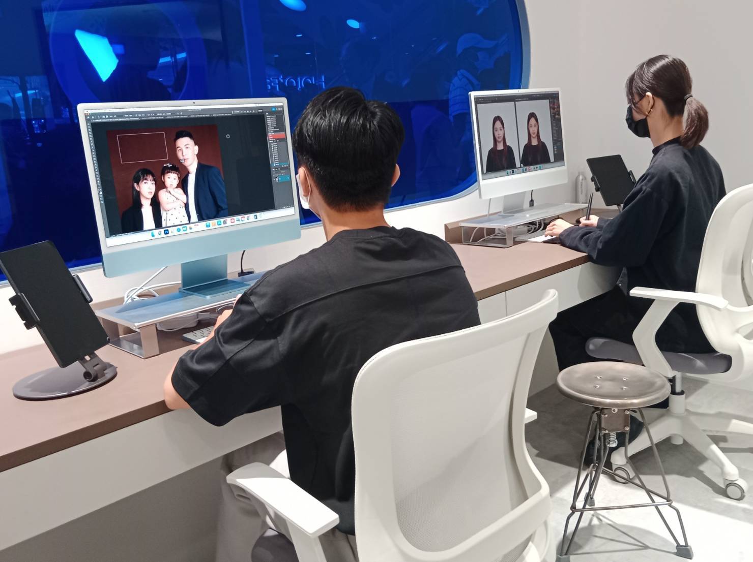 與旅行社合作一條龍代收服務，修圖只需30分鐘即可取件。（圖記者黃溎芬翻攝）