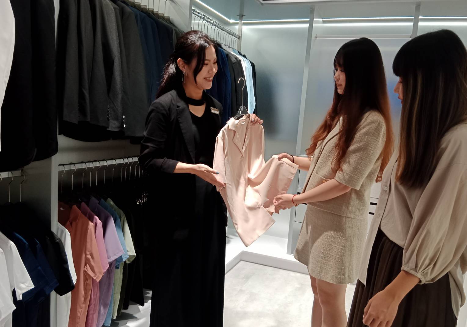 全台灣領先品牌HOLO+FACE 連鎖照相館，現場提供免費服裝穿搭。（圖/記者黃溎芬翻攝）