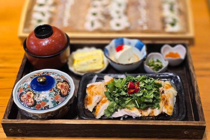 「花樂食堂」嘉義版芫荽仿土雞肉定食。 圖:嘉義市政府建設處及觀光新聞處/提供