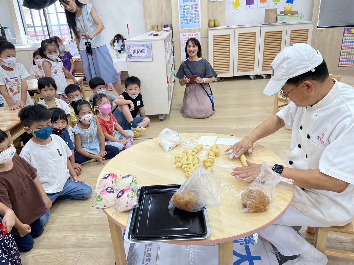 漾新聞|連2年考評95分以上優質非營利幼兒園火焰蟲 幼兒手作鳳梨酥敬「伯公」