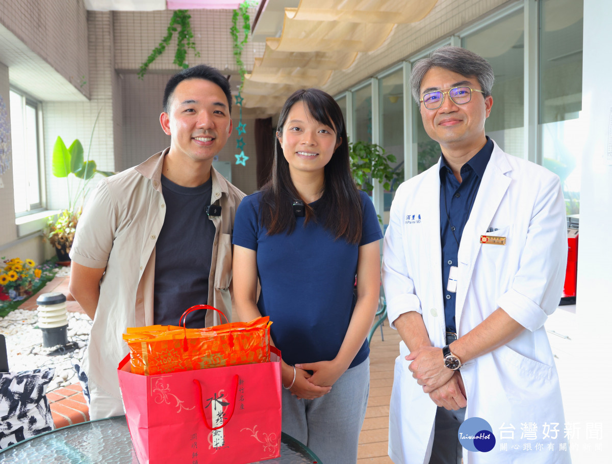 香港31歲的梁小姐(中)在先生的陪同下，在新竹馬偕順利接受達文西機械手臂手術。