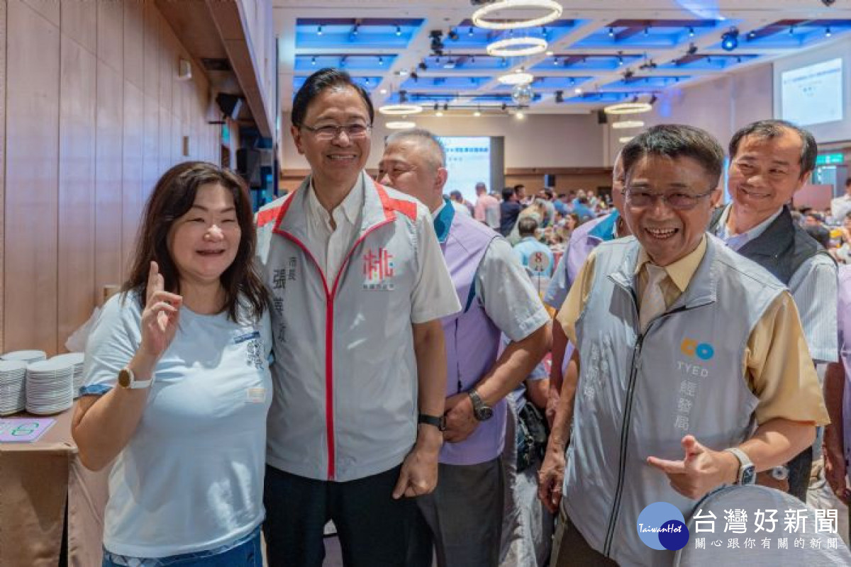 張市長和與會人員親切合影。<br /><br />