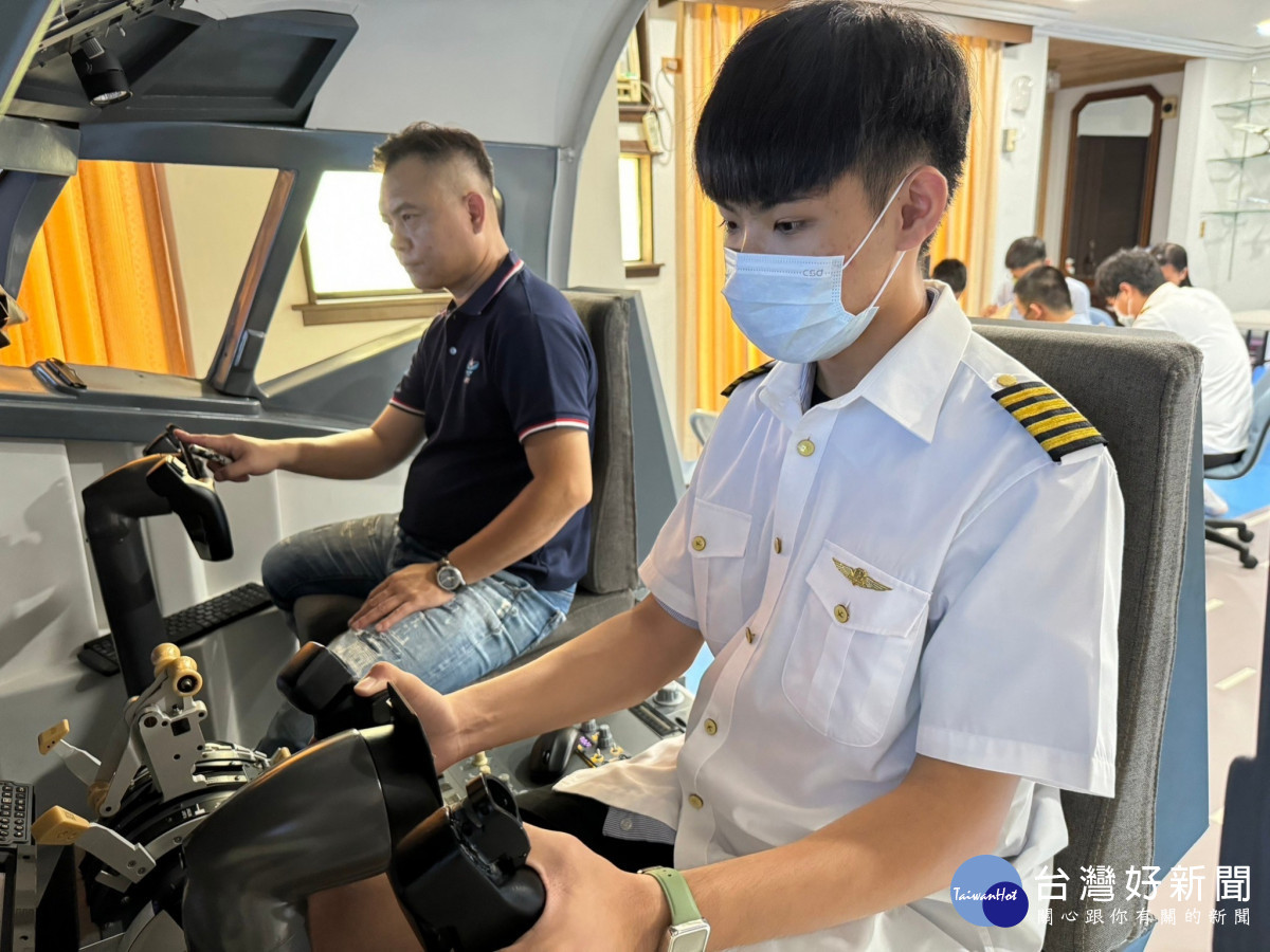 青年報名「體驗百業 就業成功」活動，體驗模擬飛行操作